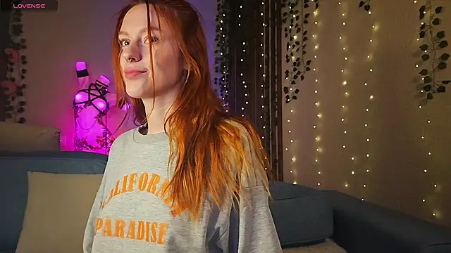 Snapshot of _SweetFox_ chatting on 12, 11, 2025 SweetFox online show from 12, 11, 2025