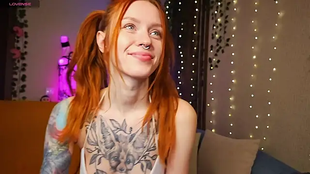 Snapshot of _SweetFox_ chatting on 14, 11, 2025 SweetFox online show from 14, 11, 2025