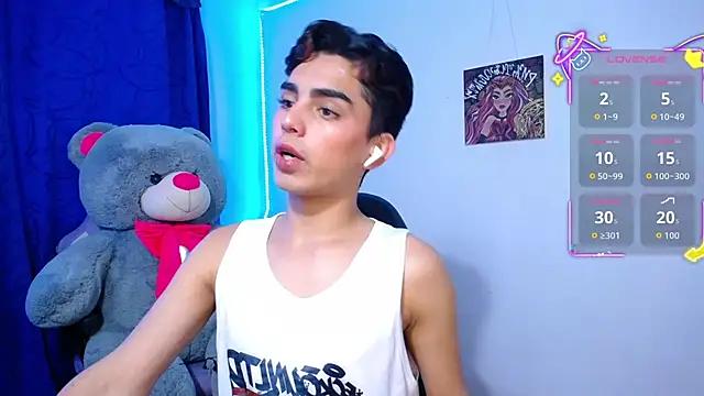 Snapshot of OwenBluee chatting on 8, 5, 2026 OwenBluee online show from 8, 5, 2026