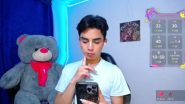 Snapshot of OwenBluee chatting on 11, 5, 2026 OwenBluee online show from 11, 5, 2026