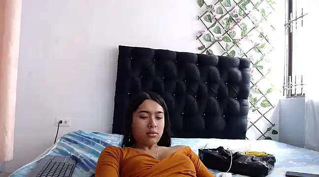 SweetLatiin  online show from 13, 2, 2025