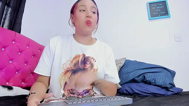 Snapshot of katia__dann chatting on 2, 1, 2025 katia dann online show from 2, 1, 2025