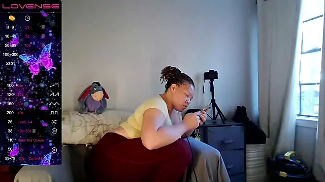 Snapshot of Milfshakecafe chatting on 2, 10, 2025 Milfshakecafe online show from 2, 10, 2025