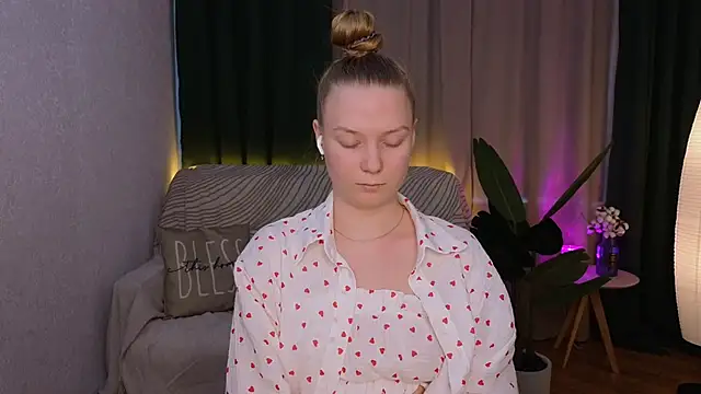 CarolynCohen   online show from 25, 2, 2025