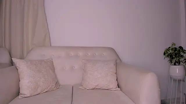 DannaHyde online show from 1, 2, 2025