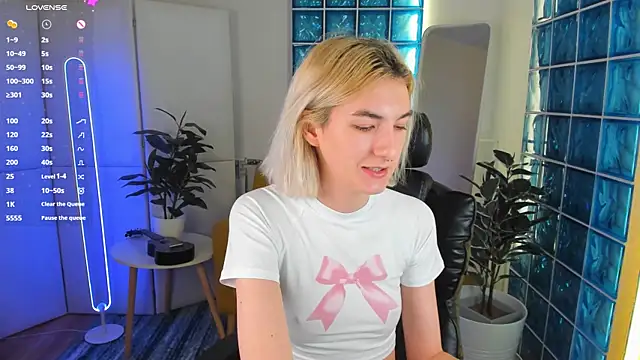 Snapshot of Mia_Cheers chatting on 9, 2, 2025 Mia Cheers online show from 9, 2, 2025