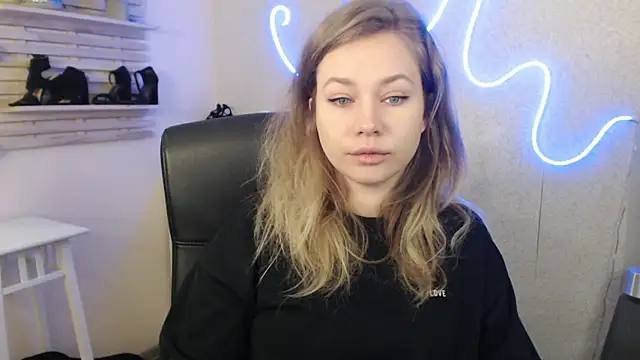 holly xglam online show from 30, 1, 2025