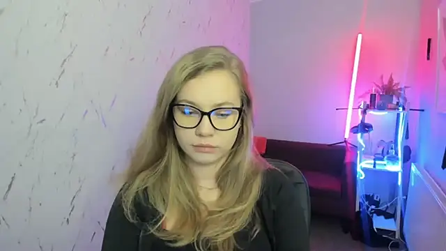 holly xglam online show from 5, 12, 2025