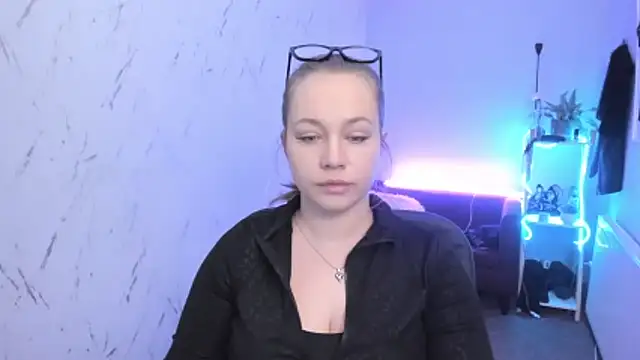 holly xglam online show from 14, 4, 2026