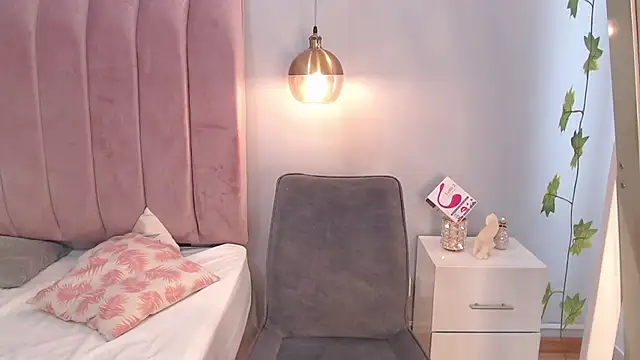 Snapshot of LeenaBrown chatting on 19, 3, 2025 LeenaBrown online show from 19, 3, 2025