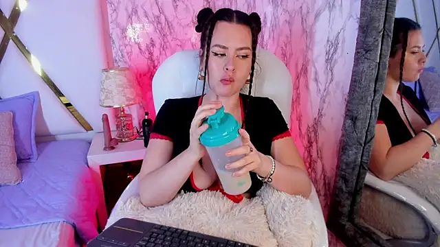 Snapshot of SARAHROSSET chatting on 13, 3, 2025 SARAHROSSET online show from 13, 3, 2025