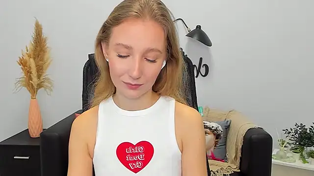 Snapshot of LolaWilsons chatting on 3, 2, 2025 LolaWilsons online show from 3, 2, 2025