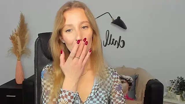 Snapshot of LolaWilsons chatting on 5, 2, 2025 LolaWilsons online show from 5, 2, 2025