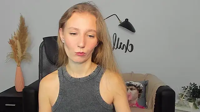 Snapshot of LolaWilsons chatting on 5, 2, 2025 LolaWilsons online show from 5, 2, 2025