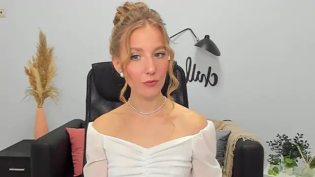 Snapshot of LolaWilsons chatting on 8, 2, 2025 LolaWilsons online show from 8, 2, 2025