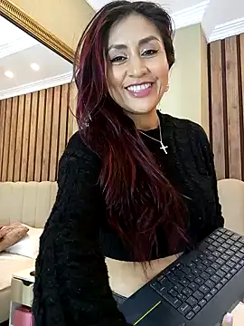 Snapshot of MonicaMoret chatting on 5, 2, 2025 MonicaMoret online show from 5, 2, 2025