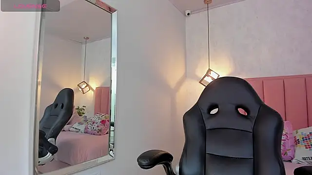 SUNNYCYRUS online show from 5, 3, 2025