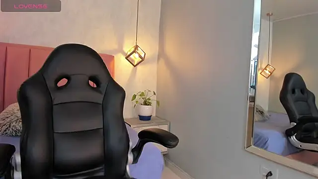 SUNNYCYRUS online show from 3, 10, 2025