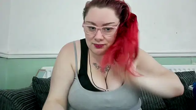 Snapshot of Bustycurves chatting on 4, 2, 2025 Bustycurves online show from 4, 2, 2025