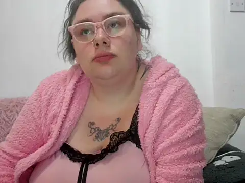 Snapshot of Bustycurves chatting on 9, 10, 2025 Bustycurves online show from 9, 10, 2025