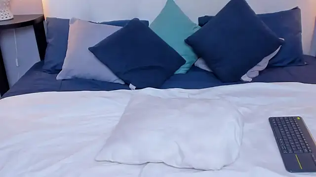 SaraaJhonsonn online show from 24, 2, 2025