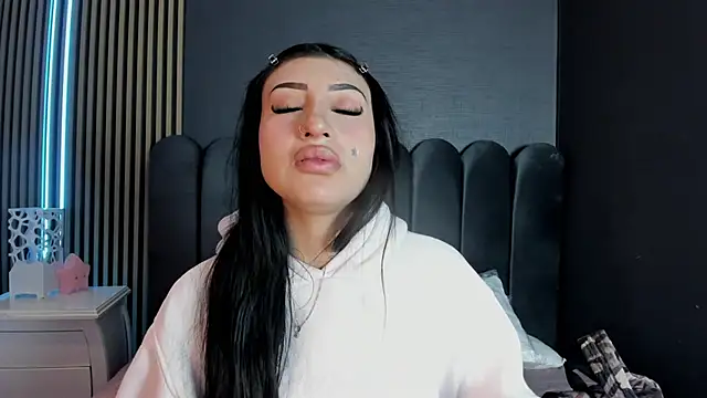 Nicolette ks  online show from 16, 4, 2026