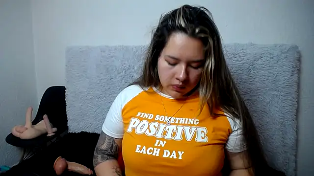 Snapshot of LinaBrowm chatting on 5, 3, 2025 LinaBrowm online show from 5, 3, 2025