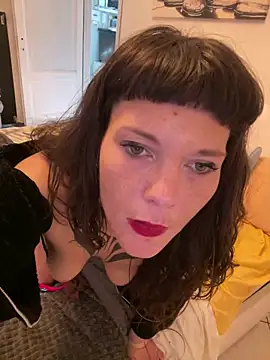 Snapshot of OniricFemme chatting on 8, 5, 2026 OniricFemme online show from 8, 5, 2026