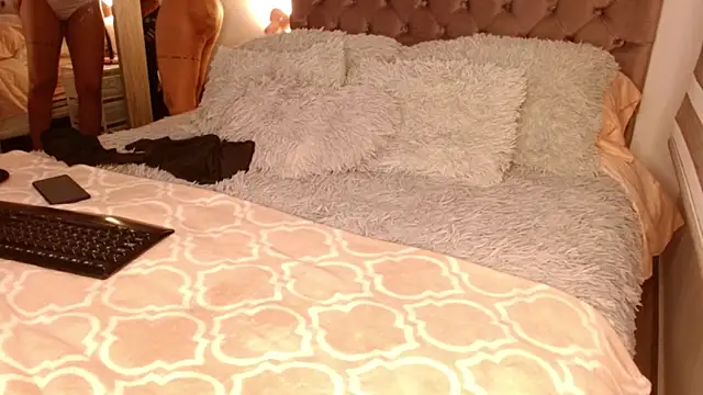 Roussmariehenao online show from 7, 10, 2025