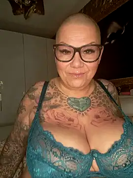 gepiercte nippel online show from 23, 12, 2024