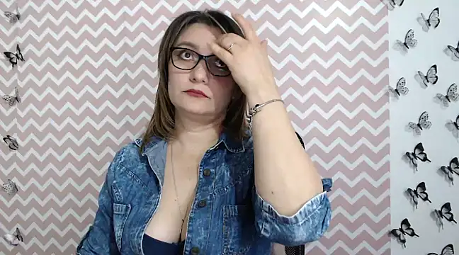 Amie Adams82  online show from 4, 2, 2025