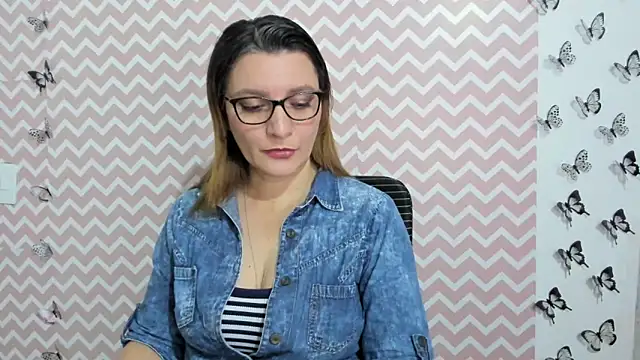 Amie Adams82  online show from 7, 2, 2025