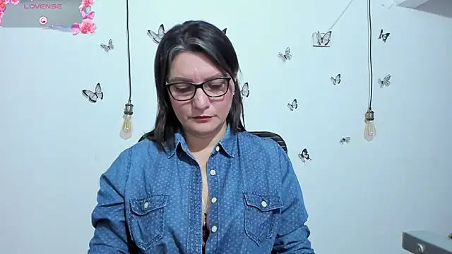 Amie Adams82  online show from 15, 12, 2025