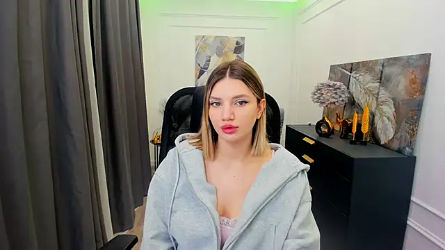 SelenaeMoore online show from 5, 4, 2026