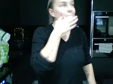 Snapshot of scrummymummy2 chatting on 16, 12, 2025 scrummymummy2 online show from 16, 12, 2025