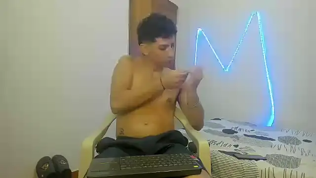 Snapshot of MasterSEX420 chatting on 29, 10, 2025 MasterSEX420 online show from 29, 10, 2025