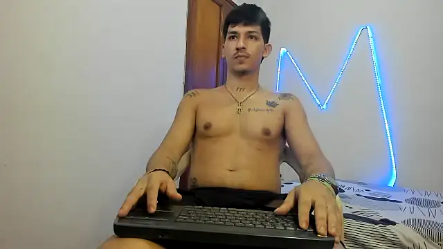 Snapshot of MasterSEX420 chatting on 8, 11, 2025 MasterSEX420 online show from 8, 11, 2025