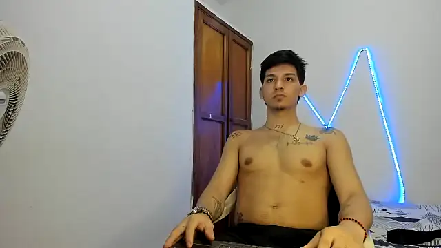 Snapshot of MasterSEX420 chatting on 11, 11, 2025 MasterSEX420 online show from 11, 11, 2025