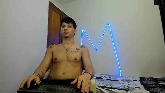 Snapshot of MasterSEX420 chatting on 13, 11, 2025 MasterSEX420 online show from 13, 11, 2025