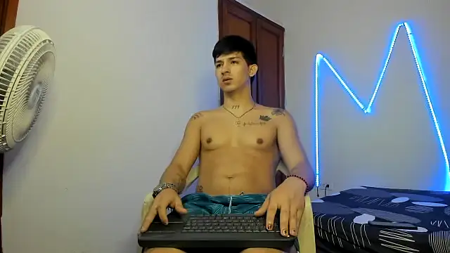 Snapshot of MasterSEX420 chatting on 18, 11, 2025 MasterSEX420 online show from 18, 11, 2025