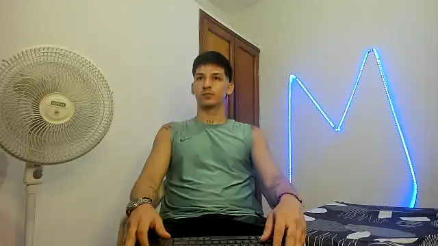 Snapshot of MasterSEX420 chatting on 19, 11, 2025 MasterSEX420 online show from 19, 11, 2025