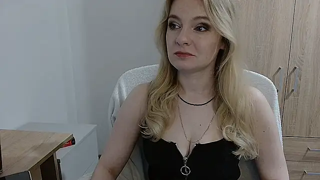 Snapshot of AlmaHoney chatting on 25, 5, 2026 AlmaHoney online show from 25, 5, 2026