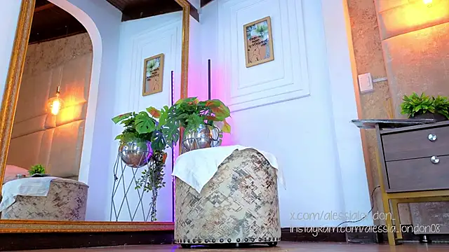 Snapshot of AlessiaLondon chatting on 25, 10, 2025 AlessiaLondon online show from 25, 10, 2025