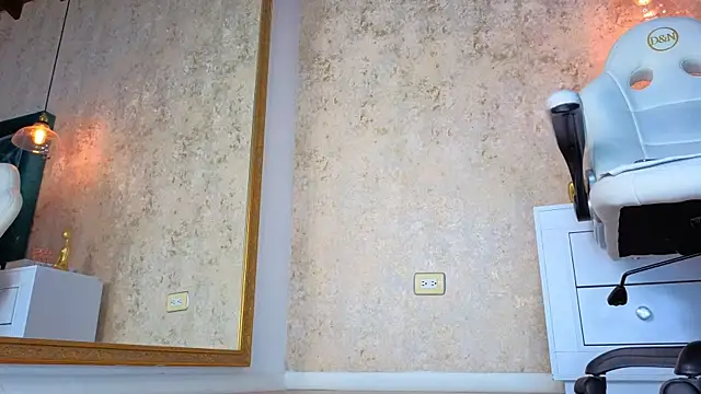 Snapshot of AlessiaLondon chatting on 8, 11, 2025 AlessiaLondon online show from 8, 11, 2025