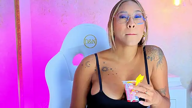 Snapshot of AlessiaLondon chatting on 14, 11, 2025 AlessiaLondon online show from 14, 11, 2025