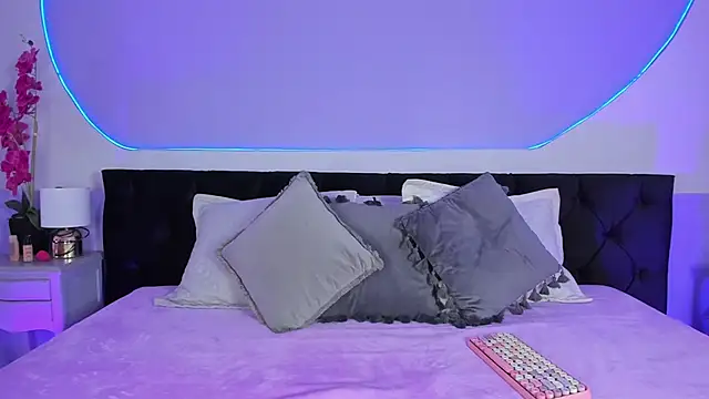 Julieta Cortes   online show from 9, 9, 2025