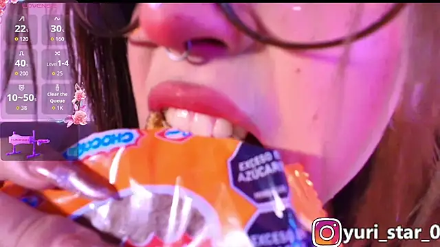 Snapshot of Yuri_Stars chatting on 23, 11, 2025 Yuri Stars online show from 23, 11, 2025