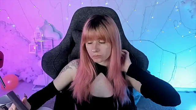 Snapshot of LexiWenford chatting on 4, 2, 2025 LexiWenford online show from 4, 2, 2025