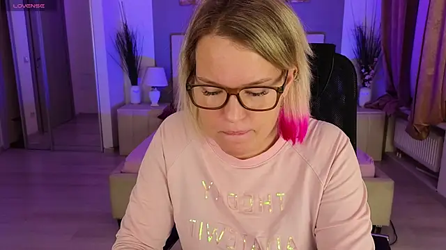 EVAshinyGIRL online show from 16, 12, 2024