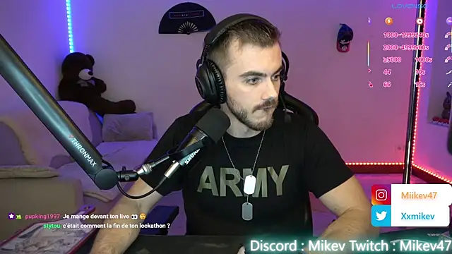 Snapshot of Mikev chatting on 23, 10, 2025 Mikev online show from 23, 10, 2025